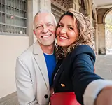 Imagem de pessoas felizes após adquirirem o aparelho da aurimax