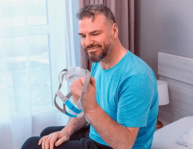 Foto ilustrativa de uma pessoa feliz utilizando o aparelho da Aurimax